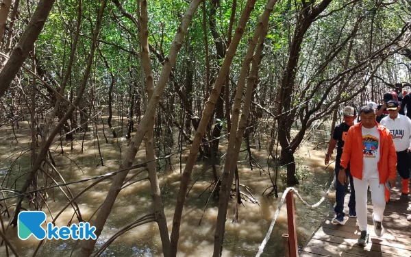 Thumbnail Berita - Bupati Situbondo Janjikan Bantuan Pengembangan Wisata Pantai Dubibir, Syaratnya Masyarakat Rajin Bersihkan Sampah