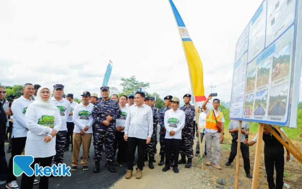 Thumbnail Berita - Gubernur Khofifah Tinjau Jalan Menuju Mako Lanal Pacitan, Akses Warga Kini Kian Mulus