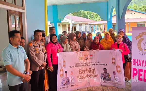 Thumbnail Berita - Polsek Bacan Barat dan PT IMM Berbagi Sembako untuk Warga