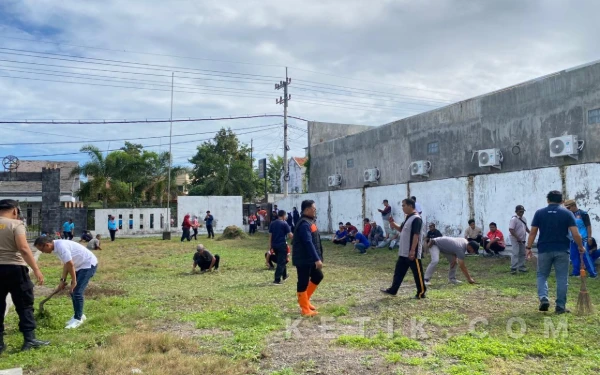 Gerakan Indonesia Asri, Forkopimcam Asembagus Situbondo Bersihkan Taman Makam Pahlawan