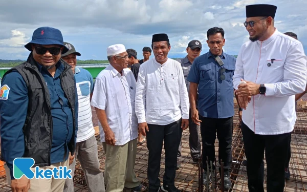 Thumbnail Bupati Halsel Pimpin Pengecoran Dak Masjid Nurul Huda di Guruapin Kayoa