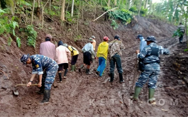 Thumbnail Berita - TMMD 127 Kodim Situbondo Bangun Jalan Kebun Kopi, Ekonomi Petani Alas Tengah Siap Melejit