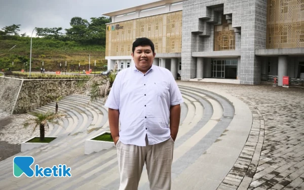 Thumbnail Sosok Agwin Degaf, Kaprodi Nyentrik UIN Malang yang Ubah Stigma Dosen Killer Jadi Sahabat Mahasiswa