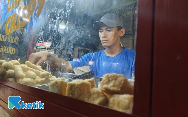 Thumbnail Berita - Pedagang Lokal Panen Cuan Jutaan dari Festival Ronthek Pacitan KEN 2025