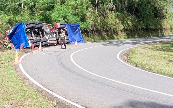 Oleng saat Tikungan, Truk Pertamina 24.000 Liter Masuk Selokan di Jalur Pacitan-Solo