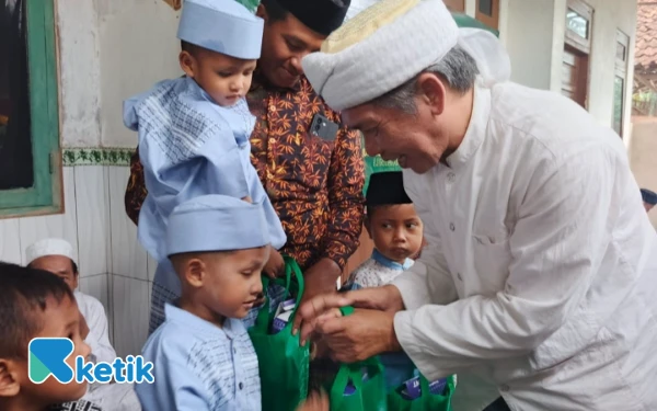 Thumbnail Berita - Hadiri Walimatul Khitan, Rois PCNU Sumenep Serahkan Bingkisan Gratis