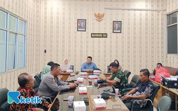 Thumbnail Berita - Rapat Dengar Pendapat Komisi III DPRD Situbondo, Satu Pengusaha Stockpile Mangkir