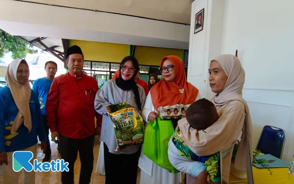 Thumbnail Berita - Gerakan Orang Tua Asuh Cegah Stunting Serahkan Bantuan Nutrisi untuk KRS Situbondo