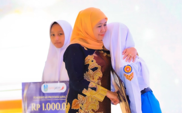 Thumbnail Dari Penjual Es Lilin Jadi Gubernur Jatim! Simak Kisah Inspiratif Khofifah yang Bikin Merinding