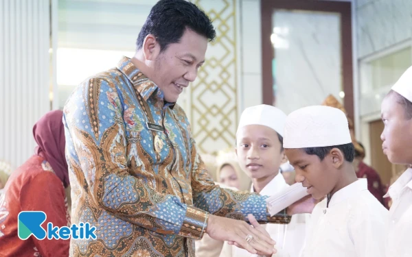 Thumbnail Berita - Bupati Sidoarjo Subandi Dapat Gelar Bapak Anak Yatim Piatu Sidoarjo