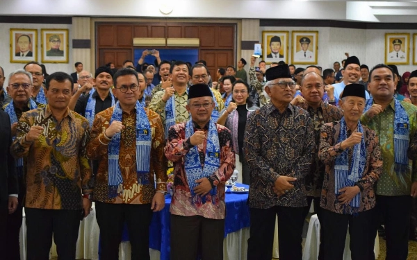 Thumbnail Mendikdasmen Abdul Mu'ti Raih Penghargaan Pamomong Jateng! Jadi Inspirasi Pendidikan Humanis