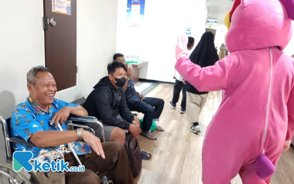 Thumbnail Pasien RSSA Malang Tertawa Lepas, Badut Menyapa dan Hibur Saat Pasien Menunggu Antrean