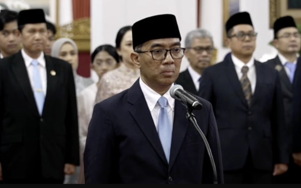 Thumbnail Berita - Mendikti Brian Naik Motor ke Istana Temui Prabowo Larut Malam, Ada Apa?