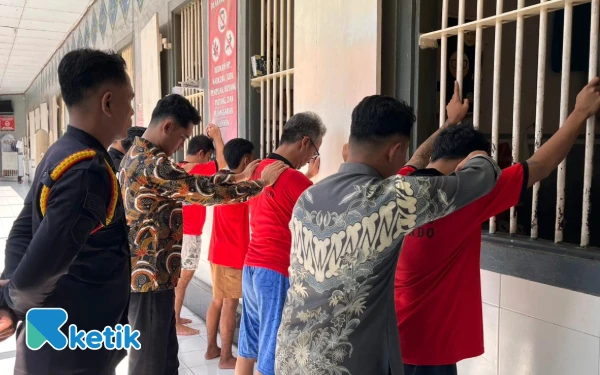 Thumbnail Berita - Cegah Gangguan Kamtib, Petugas Rutan Situbondo Sidak Insidentil Blok Hunian WBP Pria