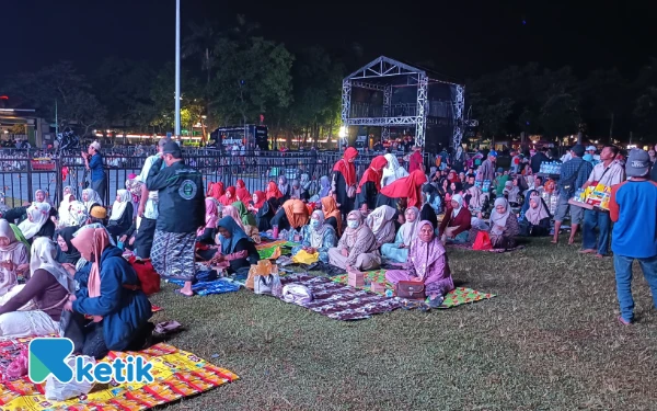 Thumbnail Berita - Masyarakat Mulai Padati Alun-Alun Hadiri Jombang Bersholawat bersama Gus Kautsar