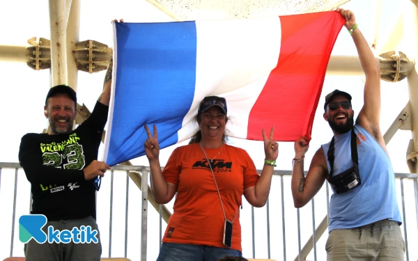 Thumbnail Berita - Tiga Fans Quartararo Asal Prancis Ini Paling Heboh di Tribun Penonton MotoGP Mandalika Hari Pertama