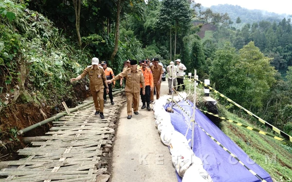 Thumbnail Berita - Jalan Taji Longsor Nyaris Putus! Bupati Malang Langsung Turun Tangan, Perbaikan Dimulai Hari Ini