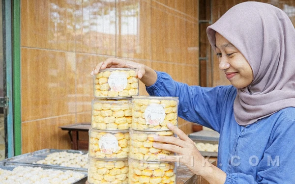 Thumbnail Berita - Dekati Lebaran, Usaha Kue Kering Rumahan di Pacitan Kebanjiran Pesanan
