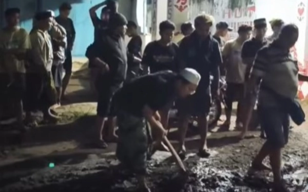 Thumbnail Berita - Komunitas Pemuda Salawat Bersihkan Lumpur Sisa Banjir di Besuki Situbondo