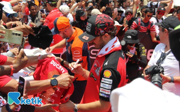 Thumbnail Berita - Heboh Mandalika! Serbu Hero Walk, Fans Terharu Foto Bareng Pembalap MotoGP