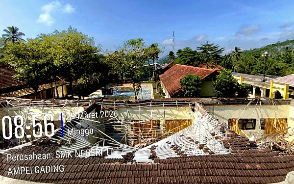 Atap 3 Ruang Kelas SMKN 1 Ampelgading Malang Runtuh, Gubernur Khofifah Perintahkan Disdik Jatim Percepat Penanganan