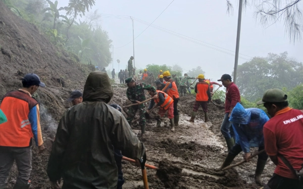 Thumbnail Berita - Waspada! Tebing Longsor, Jalur Menuju Gunung Bromo Via Kabupaten Malang Tertutup Material