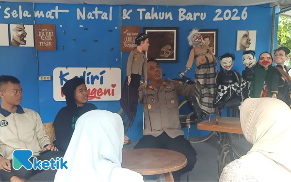 Thumbnail Berita - Mendalang di Pos Pam, Cara Kapolsek Kediri Kota Sampaikan Imbauan Tahun Baru