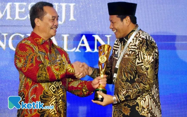 Thumbnail Bupati Sidoarjo Terima IGA Award 2024 Kali Ketiga berkat Kopi Pahit dan Sido Resik
