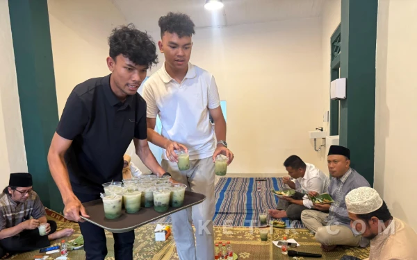 Thumbnail Berita - Di Luar Sirkuit, Rider Ini Tak Segan Jadi Pelayan Rumah Makan, Langganan Juara Asia, Adenanta