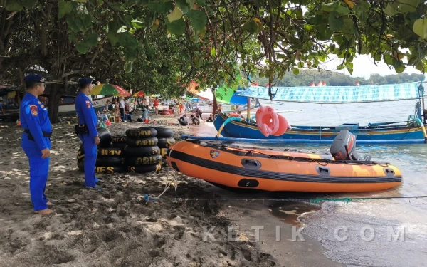 Thumbnail Berita - Jaga Keamanan, Satpolairud Polres Situbondo Gelar Patroli di Wisata Bahari Pasir Putih