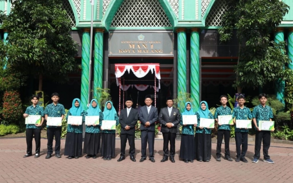 Thumbnail Membanggakan! Guru dan Siswa MTsN 1 Kota Malang Raih Apresiasi Khusus di Hari Amal Bakti