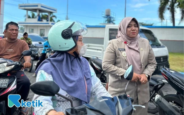 Thumbnail Berita - Bupati Situbondo Pastikan Stok BBM Aman, Wabup Ulfi Blusukan ke SPBU