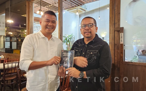 Thumbnail Disodori Buku Anti Cerai Pasangan Kepala Daerah, Kepala KSP M Qodari Beri Apresiasi