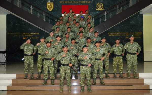 Thumbnail Berita - Tongkat Komando Berpindah: Mayjen TNI Primadi Saiful Sulun Jabat Pangdivif 2 Kostrad Gantikan Mayjen TNI Susilo