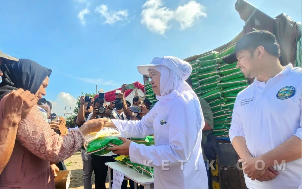 Thumbnail Senangnya Nur Hasanah Dapat Beras dari Gubernur Khofifah! Pasar Murah Jaga Stabilitas Harga Jelang Ramadan