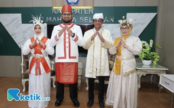 Thumbnail Pemda Halsel Gelar Upacara Peringatan Hardiknas 2025, Ragam Pakaian Adat Ditampilkan