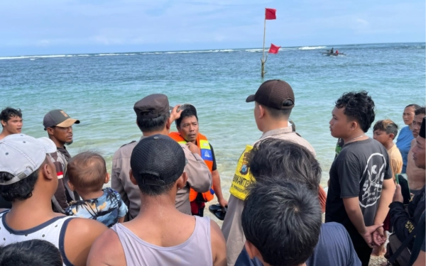 Thumbnail 3 Santri dari Mojokerto Hilang Terseret Ombak Pantai Balekambang di Kabupaten Malang