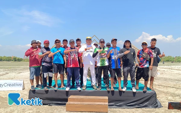 Thumbnail Berita - Lomba Adu Layang-layang Meriahkan Peringatan Harjakasi ke-207 dan HUT ke-80 RI