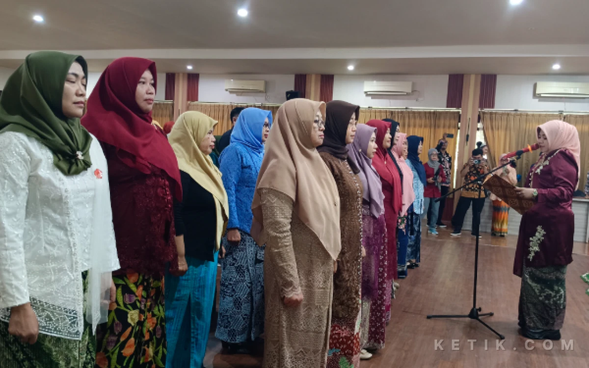 Thumbnail Berita - Wabup Ulfiyah Kukuhkan Pengurus GOW Kecamatan se-Kabupaten Situbondo