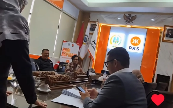 Thumbnail GEBRAK MEJA 2 KALI! Ketua Fraksi PKS "Ngamuk" ke Sekwan DPRD Jatim, Endingnya Bikin Ngakak