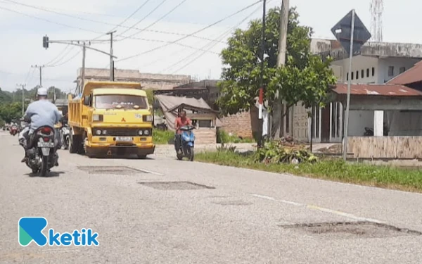 Akibat Dikeruk dan Tak Diperbaiki, "Lubang Buaya" di Jalan Nasional di Abdya Menganga