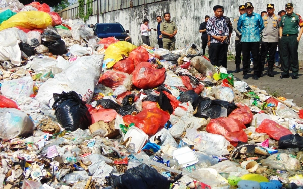 Thumbnail Bupati Subandi Perintahkan DLHK Ambil Alih, Gunung Sampah di Ngampelsari Langsung Bersih