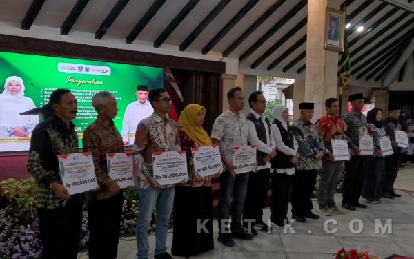 Thumbnail Berita - ‎9 Desa di Kabupaten Malang Sumringah! Gubernur Khofifah Gelontor Ratusan Juta BKK