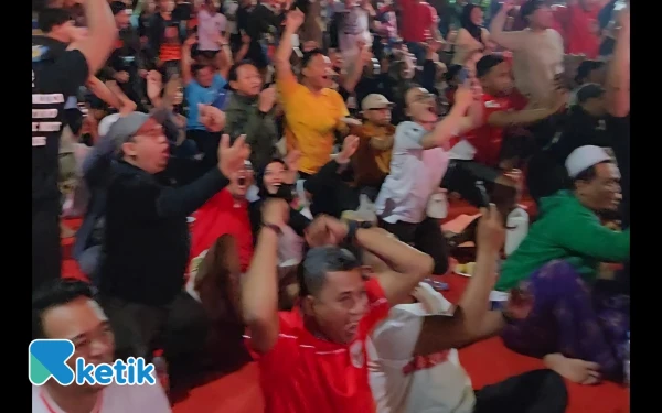 Thumbnail Nobar di DPRD Jatim Pecah! Meski Kalah, Legenda Bola dan Suporter Yakin Indonesia Lolos Piala Dunia