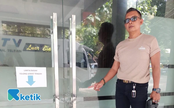 Thumbnail Berita - Pintu Kantor Dikunci Rantai Besi, Direktur NTV Laporkan Dugaan Pidana ke Polisi