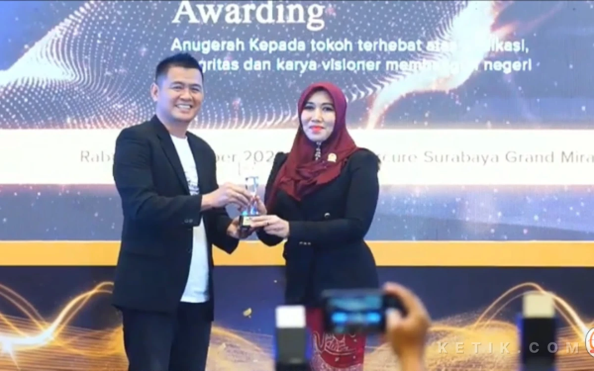 Thumbnail Berita - Terima Award 9.9 Ketik, Ning Lia Sampaikan Pesan untuk Generasi Muda