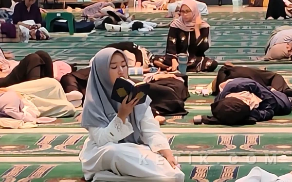Thumbnail Berita - [FOTO] Merengkuh Syahdu di Sepertiga Malam Qiyamul Lail, Demi Jemput Lailatul Qadar