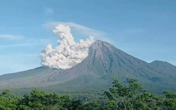 Pagi Ini Gunung Semeru Erupsi Lagi, Lebih Dahsyat