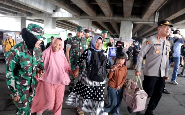 Wujud Sinergitas, TNI-POLRI Bantu Para Pemudik di Jalur Cileunyi-Nagreg