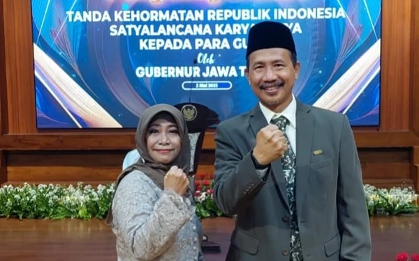 Dua Pengajar SMAN 1 Krembung Dianugerahi Satyalancana Karya Satya